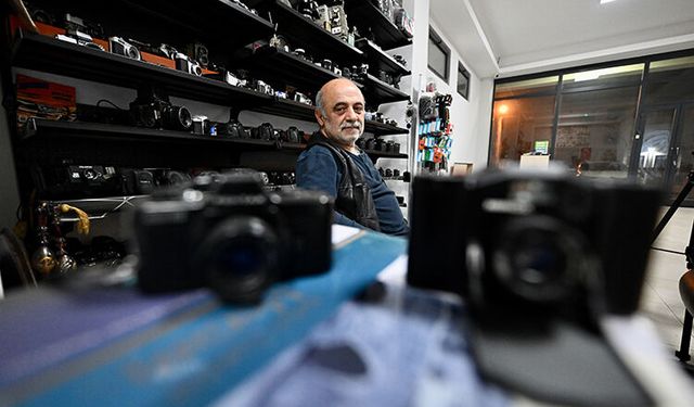 Tek koluyla 41 yıldır hayat veriyor: Fotoğraf makinelerinin sessiz ustası