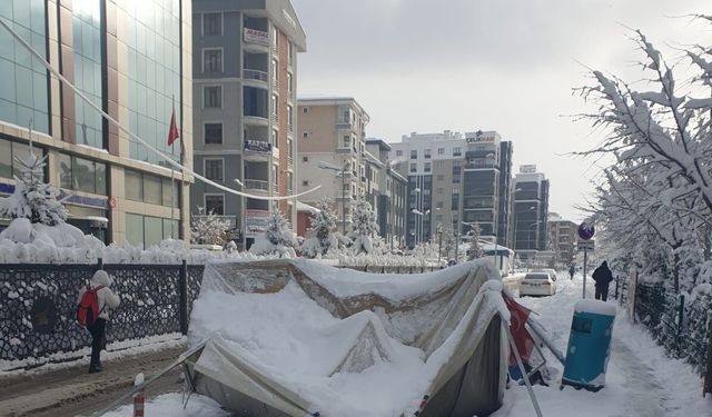 İpekyolu Belediyesi önünde nöbet tutan işçilerin çadırı çöktü