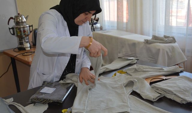 Tatvanlı kadınlardan ısıtan dokunuş: Çocuklar için sevgiyle dikiyorlar