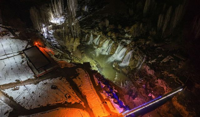 Yağışlar etkisini gösterdi: Muradiye Şelalesi coştu