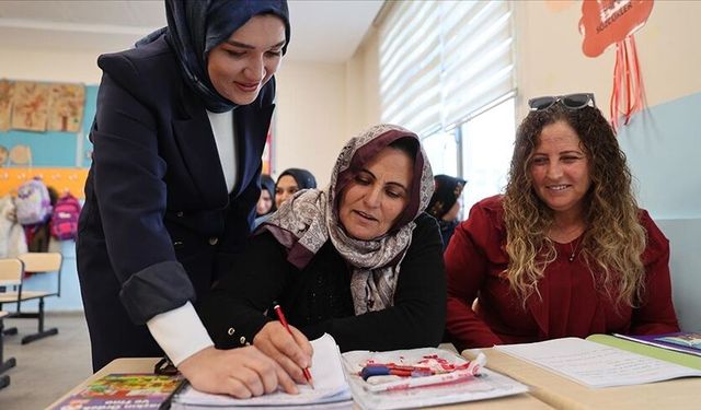 Kız kardeşler, 40 yaşından sonra aynı sırada okuma yazma öğrendi