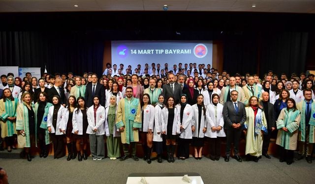 Van YYÜ’de Tıp Bayramı kutlaması: Geleceğin hekimleri önlük giydi