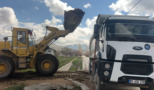 Erçek’te kapsamlı temizlik: 870 kamyon hayvan gübresi toplandı