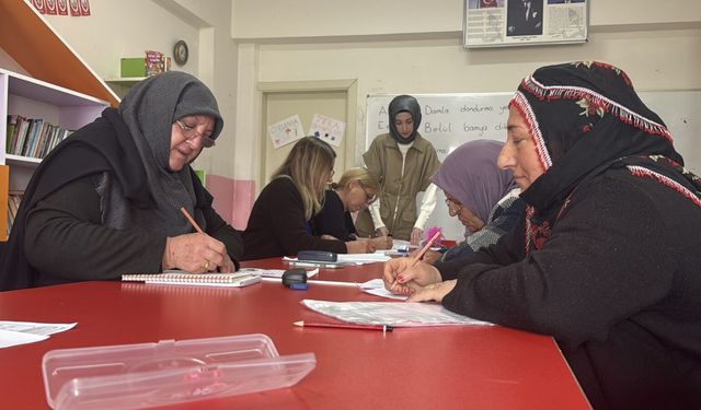Kadın muhtar sayesinde köyün nineleri okula döndü