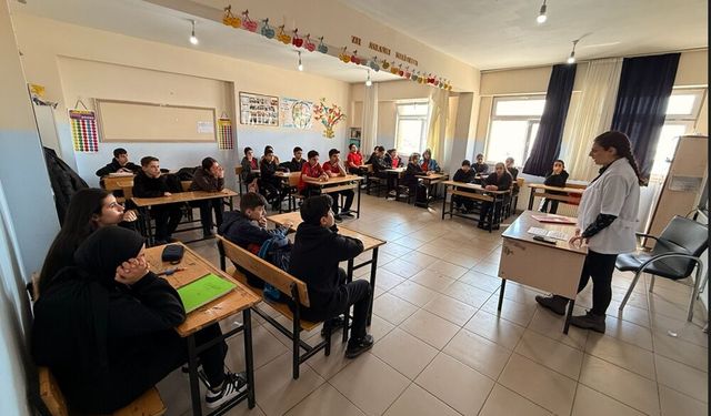 Hakkarili öğrencilere doktorluk hakkında bilgi verildi