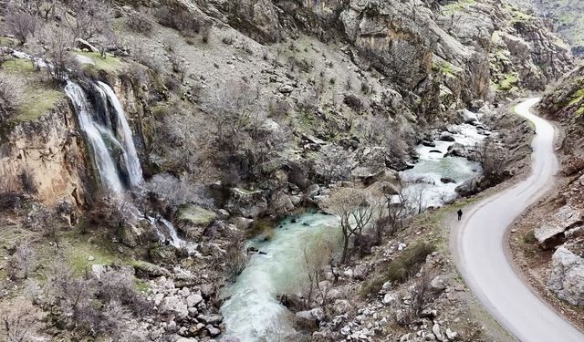 Hakkari Şemdinli’de şelaleler coştu: Doğa yeniden canlandı