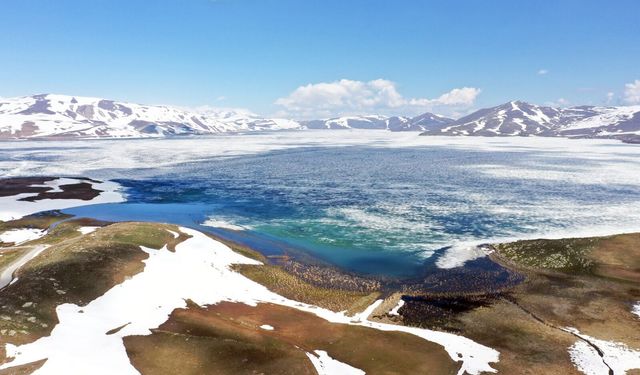 Ağrı’da mayıs ayında kış manzarası: Balık Gölü "Antarktika"yı andırıyor