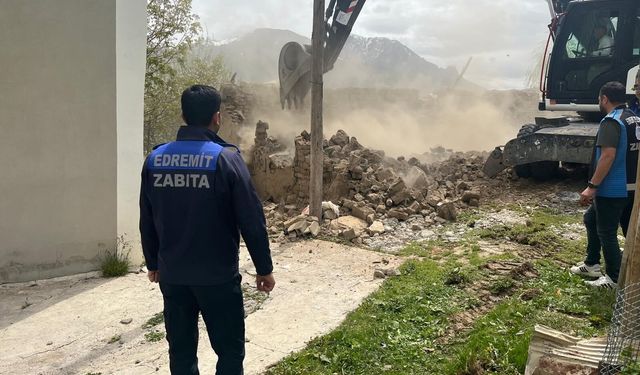 Edremit Belediyesi çevre kirliliğine neden olan ahırı yıktı
