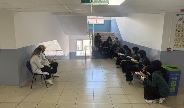 Sessiz ders: Öğretmenler okudu, öğrenciler de katıldı