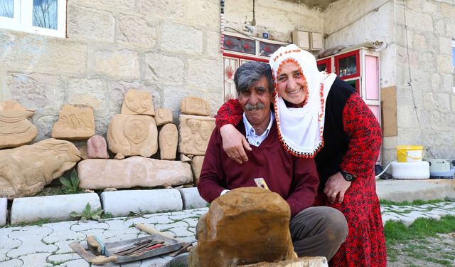 Eşine hasret kaldı, taşları konuşturdu