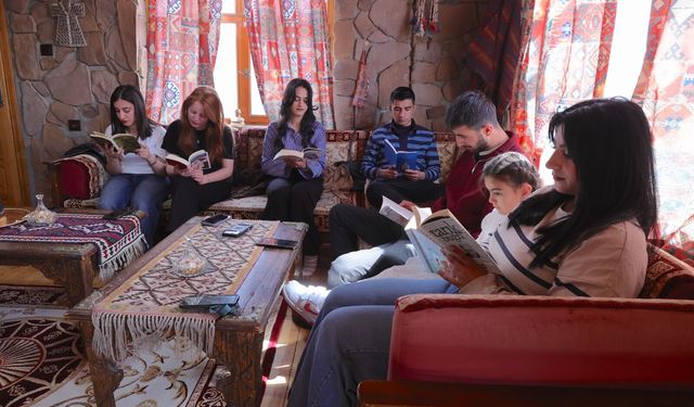 Hakkari’de öğrenciler ekranları bırakıp kitap sayfalarına dönüyor