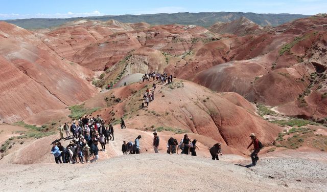 Iğdır Gökkuşağı Tepeleri’nde 1000 kişi doğayla buluştu