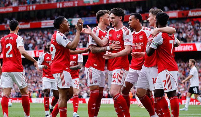 Arsenal, 22 yıl aradan sonra Premier Lig'de şampiyon oldu