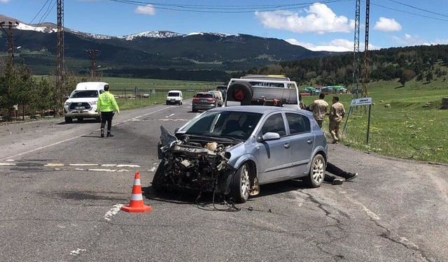 Sarıkamış'ta iki otomobil çarpıştı: 3 yaralı