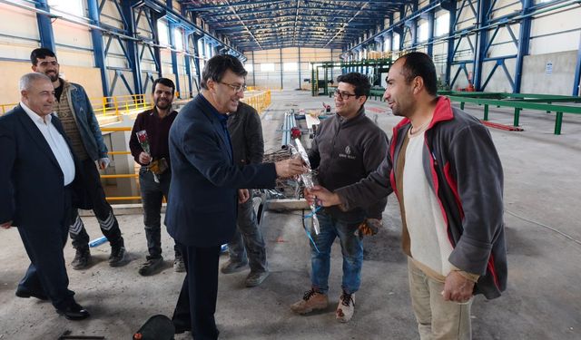 AK Partili Türkmenoğlu bayram öncesi Van esnafını ziyaret etti