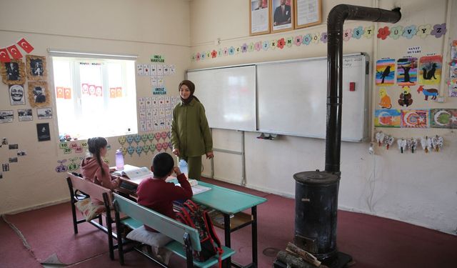Bitlis Hizan’da bir öğretmen, iki öğrenci, tek sınıf