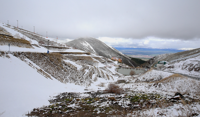 Erzurum’da “yaz gelmedi” dedirten kar yağışı
