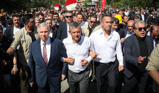 Anıtkabir’e yürüyen Özgür Özel'den kurultay ve iktidar mesajı