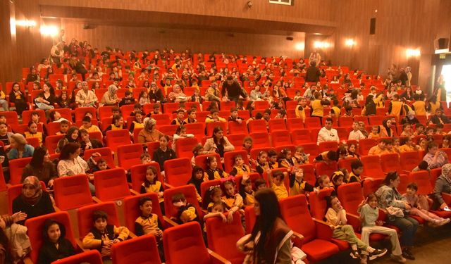 Van’da sahneler çocuklar için açıldı