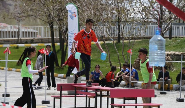 Gürpınar’da öğrencilerin yarıştığı parkur renkli görüntülere sahne oldu