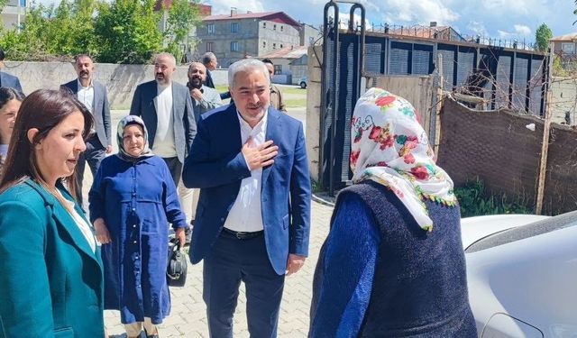 DEM Parti Van Milletvekili Zülküf Uçar İpekyolu’nda yurttaşlarla bayramlaştı