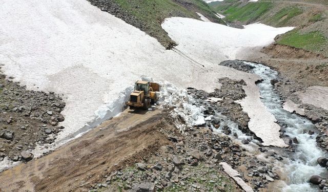Van sınırındaki Aladağlar'da haziran sonunda kar mesaisi