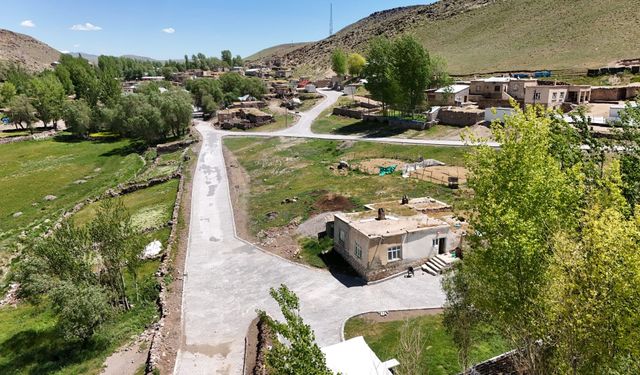 Başkale’de parke taşı döşeme çalışmaları sürüyor