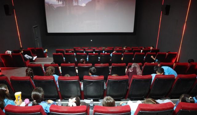 Van Büyükşehir Belediyesi’nden öğrencilere sinema etkinliği