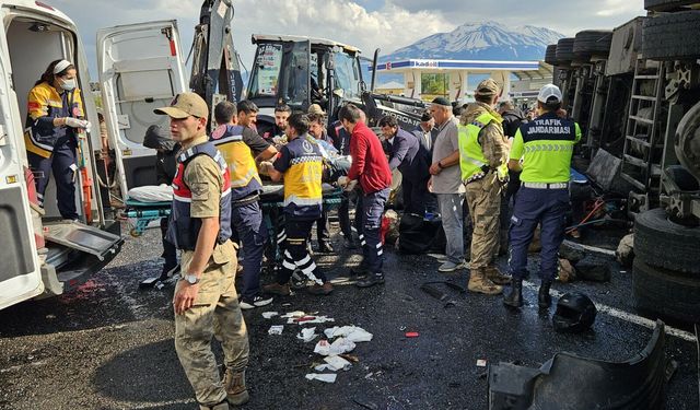 Bitlis-Ağrı kara yolunda zincirleme kaza: 2 ölü, 3 yaralı
