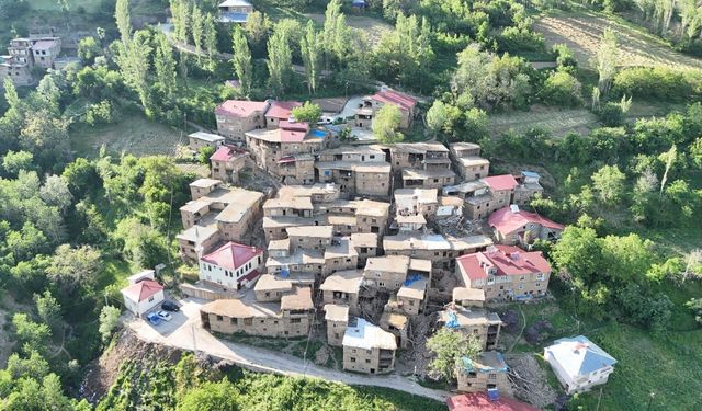 Hizan’daki 300 yıllık taş evler zamana meydan okuyor