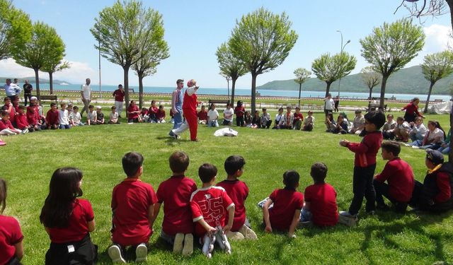 Öğrenciler Van Gölü sahilinde çevre için seferber oldu