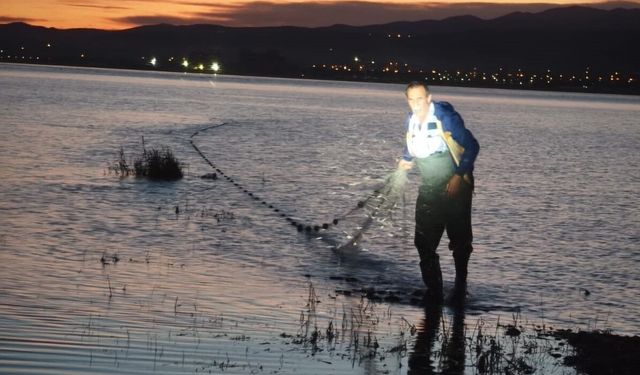 Elazığ'da kaçak balık avcılarına geçit yok: 200 metre ağ ele geçirildi
