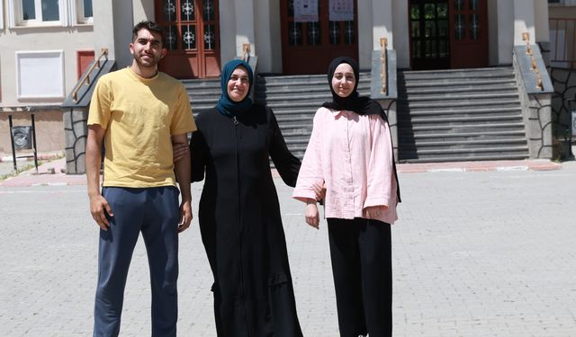 Erciş'te anne ve iki çocuğu birlikte YKS heyecanı yaşadı