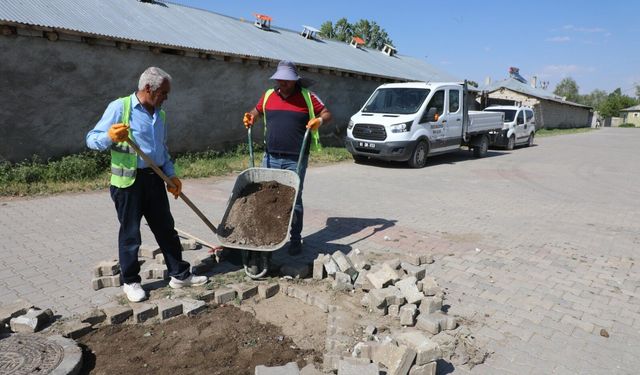 Erciş Belediyesi'nden Örene Mahallesi'nde parke yama çalışması