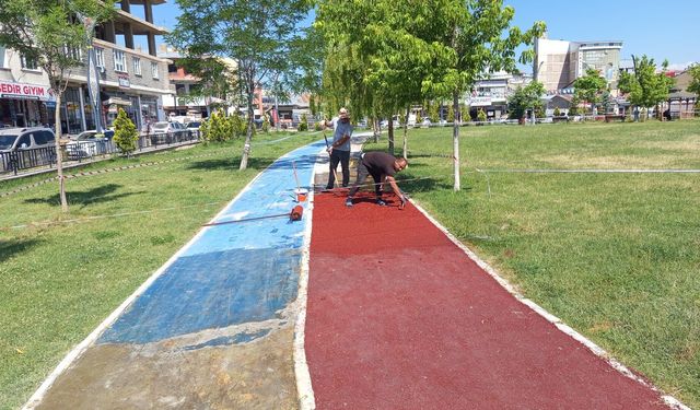 Erciş Millet Bahçesi'nde yürüyüş yolları yenileniyor