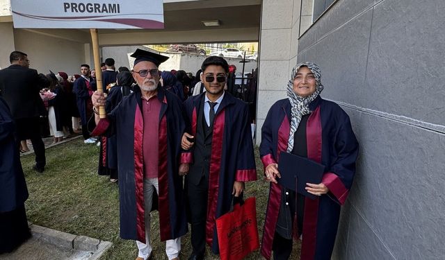 Torunlarıyla aynı gün üniversiteden mezun oldular