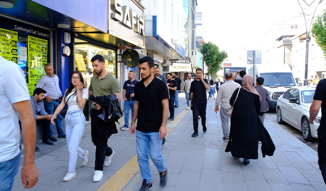 Van sokaklarında evlilik tartışması: Gençler neden evlenmiyor?