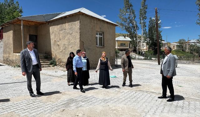 Gürpınar Belediyesi tamamlanan parke taşı çalışmalarını yerinde inceledi