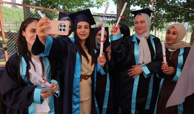 Hakkari'de duygulandıran mezuniyet: Anne ve kızı aynı gün diploma aldı