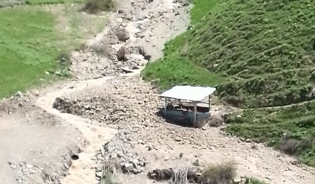 Van’da heyelan sonrası sel: Mahalle yolu kapandı, yurttaşlar mahsur kaldı