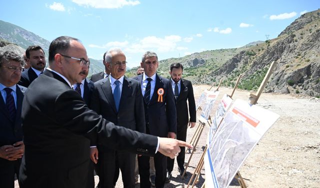 Bakan Uraloğlu heyelan bölgesinde incelemelerde bulundu