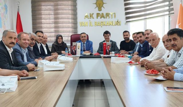AK Parti Van Milletvekili Türkmenoğlu, il yönetimiyle bir araya geldi