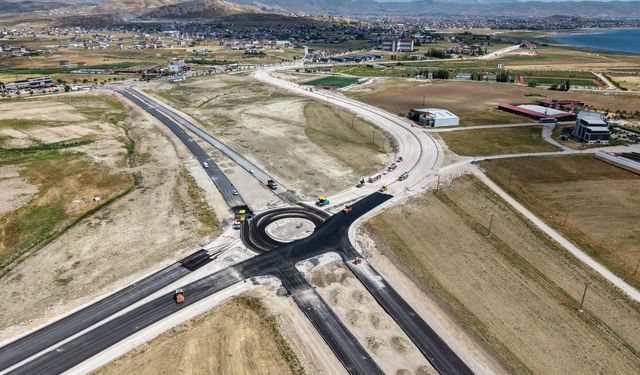 Van Gölü Sahil Yolu'nun 4. etabında asfalt çalışmaları sürüyor