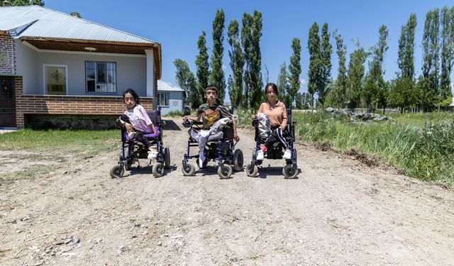 Van’da özel gereksinimli üç kardeşe karne günü çifte hediye