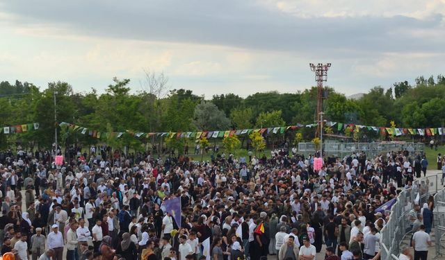 Van’da “Özgürlük Mitingi” başladı: Binler Nevroz alanına akın ediyor