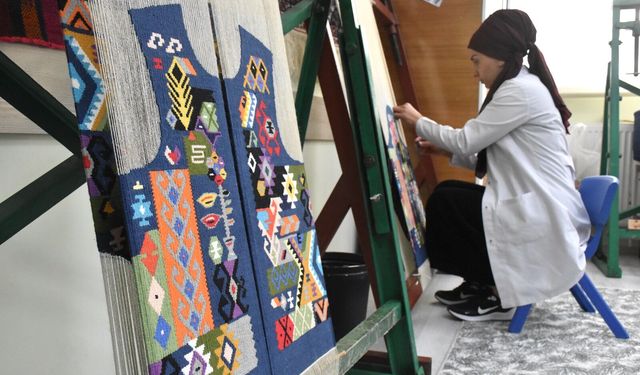 Van’da kilim motifleri modern kıyafetlerle geleceğe taşınıyor