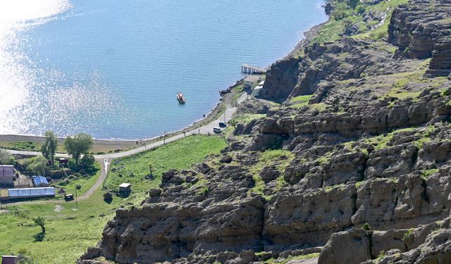 Van Gölü Kıyısındaki Bapir-i Kal Zaviyesi her yıl binlerce ziyaretçiyi ağırlıyor