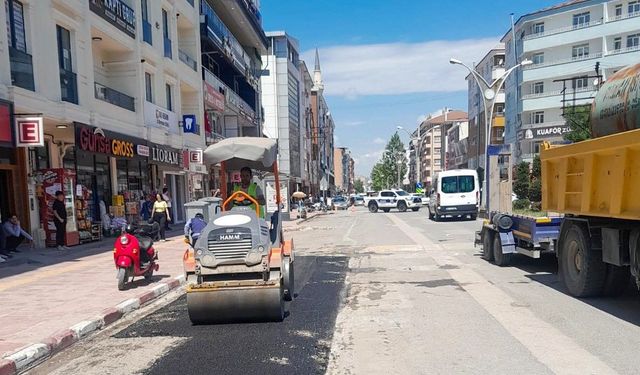 Van Büyükşehir Belediyesi Erciş'te yol bakım çalışmalarını sürdürüyor