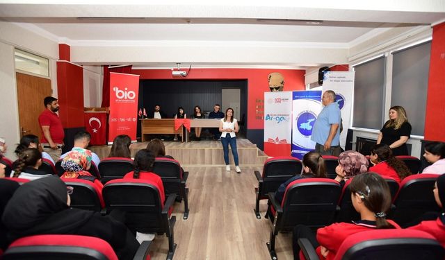 Van YYÜ'den liselilere gelecek rehberi: Yapay zeka ve yeni nesil meslekler masaya yatırıldı