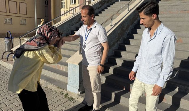 Yüksekova’da sınav görevlisi babaya çocuklarından duygulandıran sürpriz